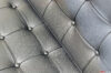 Coutures et boutons dans le cuir du fauteuil Barcelona