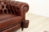 Accoudoir avec clous recouverts de cuir