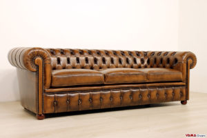 Canapé capitonné marron en cuir vieilli avec clous