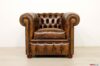 Petit fauteuil Chesterfield avec clous dans les accoudoirs