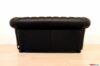 Derrière le canapé Chesterfield 2 places