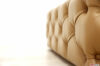 Travail de capitonnage sur le côté du pouf