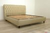 Lit Chesterfield en cuir taupe avec pieds hauts