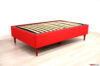 Lit simple rouge avec pieds hauts