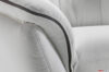 Chaise à accoudoirs avec détails contrastés