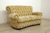 Canapé de style Chesterfield avec dossier haut en tissu damassé beige