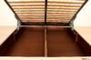 Intérieur du coffre en bois verni