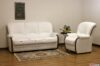 Canapé et fauteuil en cuir blanc avec détails en bois apparent