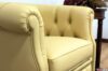 Fauteuil de chambre classique en cuir jaune accoudoirs