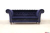 Canapé Chesterfield en velours bleu avec clous dorés