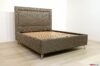 Lit design avec de hauts pieds en acier