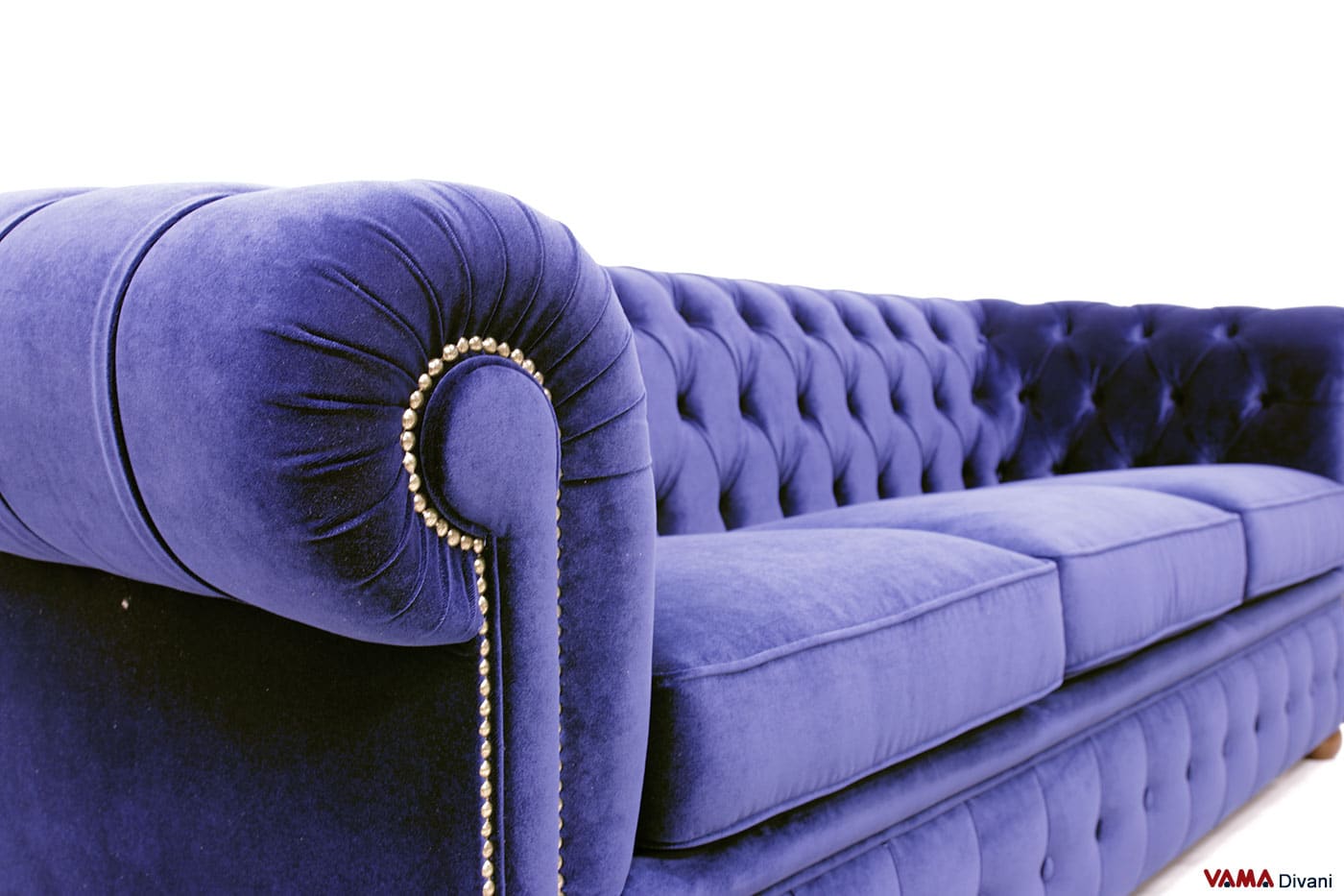 Accoudoir canapé Chesterfield velours bleu avec clous en laiton