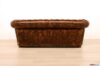 Derrière le canapé Chester en cuir marron vintage