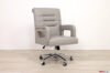 Fauteuil de bureau moderne en cuir gris clair et acier pivotant