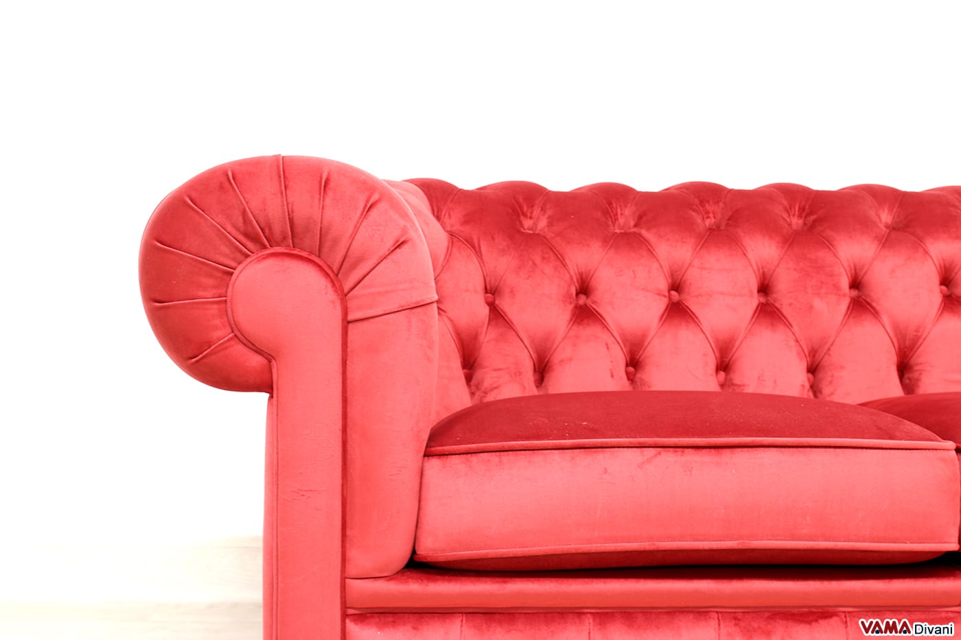 Face avant de l'accoudoir du canapé Chesterfield en velours synthétique rouge