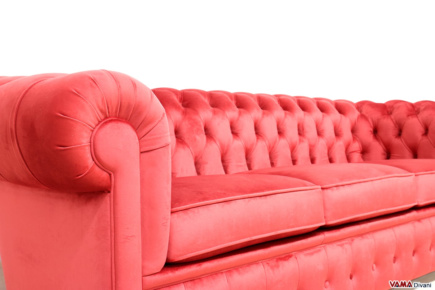 Détail accoudoir du canapé Chesterfield en velours rouge
