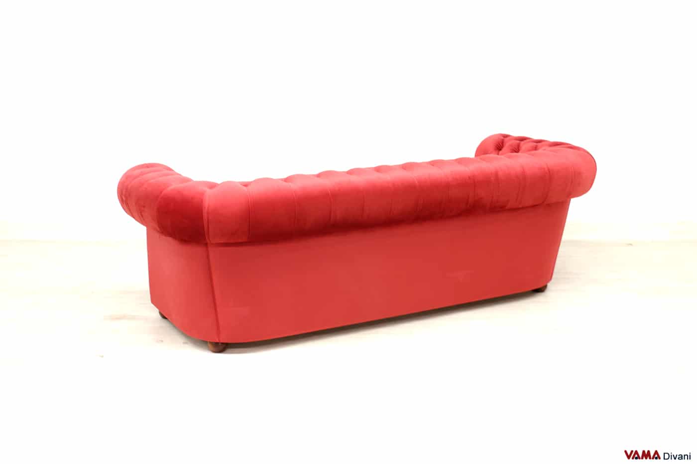 Vue arrière du canapé Chesterfield 3 places en velours synthétique rouge