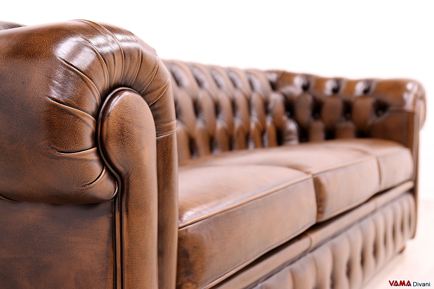 Détail accoudoir canapé Chesterfield classique anglais