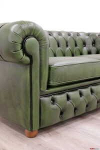 Accoudoir du canapé Chesterfield 2 places vert anglais avec base capitonnée