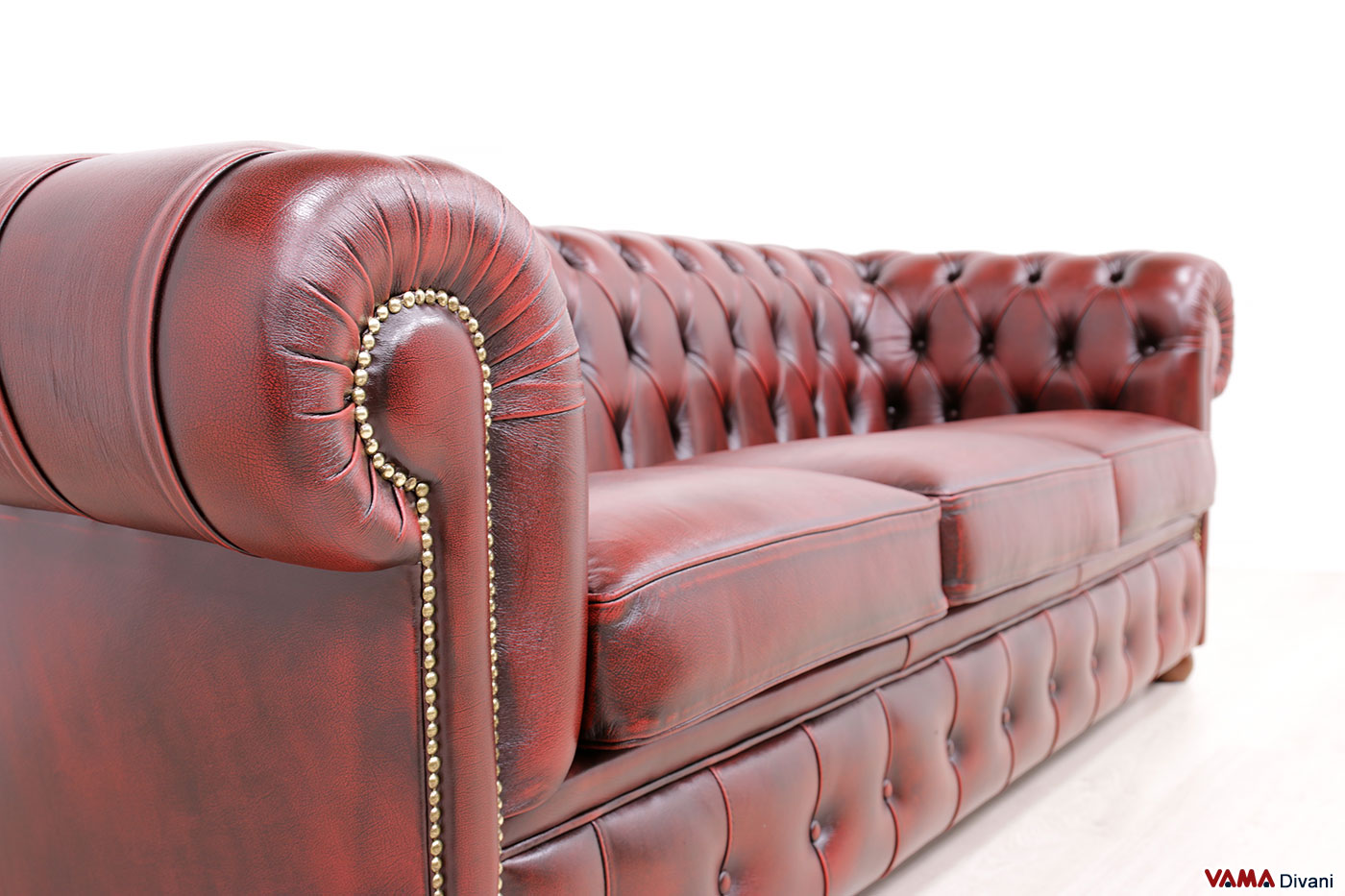 Détail accoudoir Chesterfield style anglais avec clous laiton