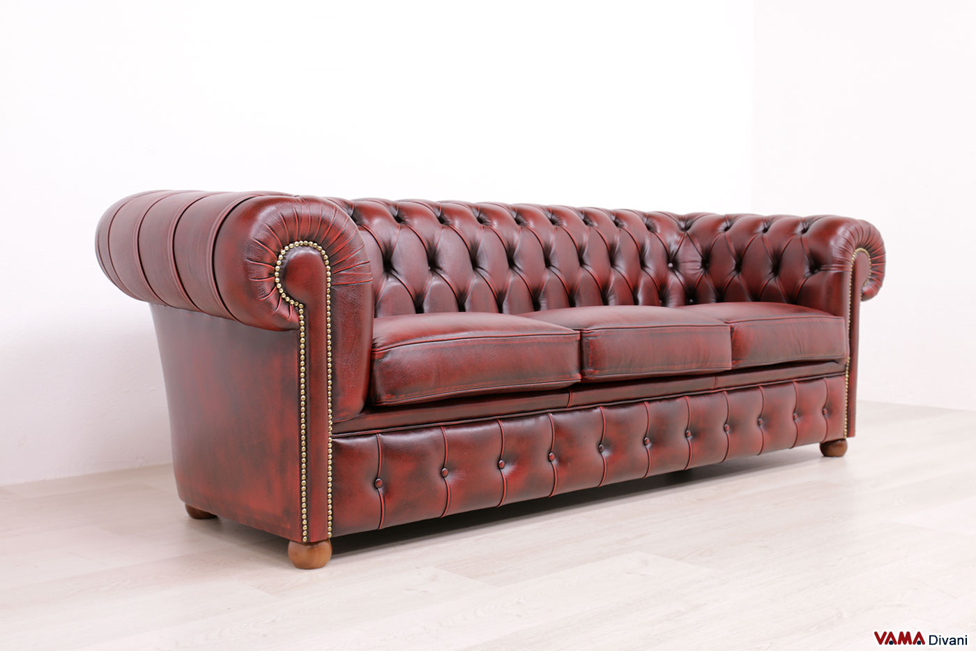 Canapé Chesterfield 3 places cuir rouge vieilli avec clous