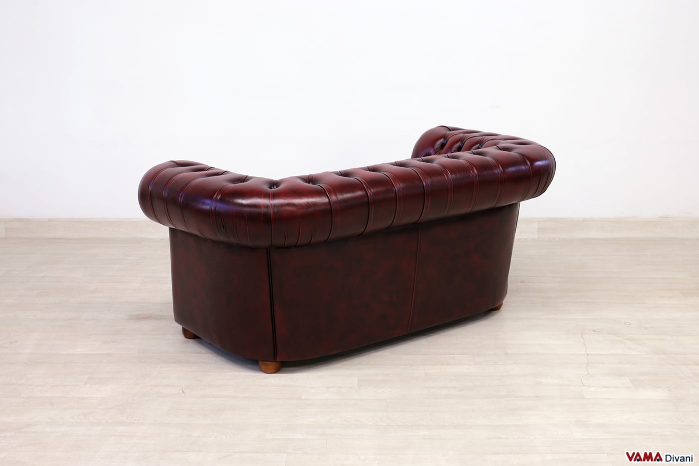 Vue arrière du canapé Chesterfield 2 places rouge 165 cm