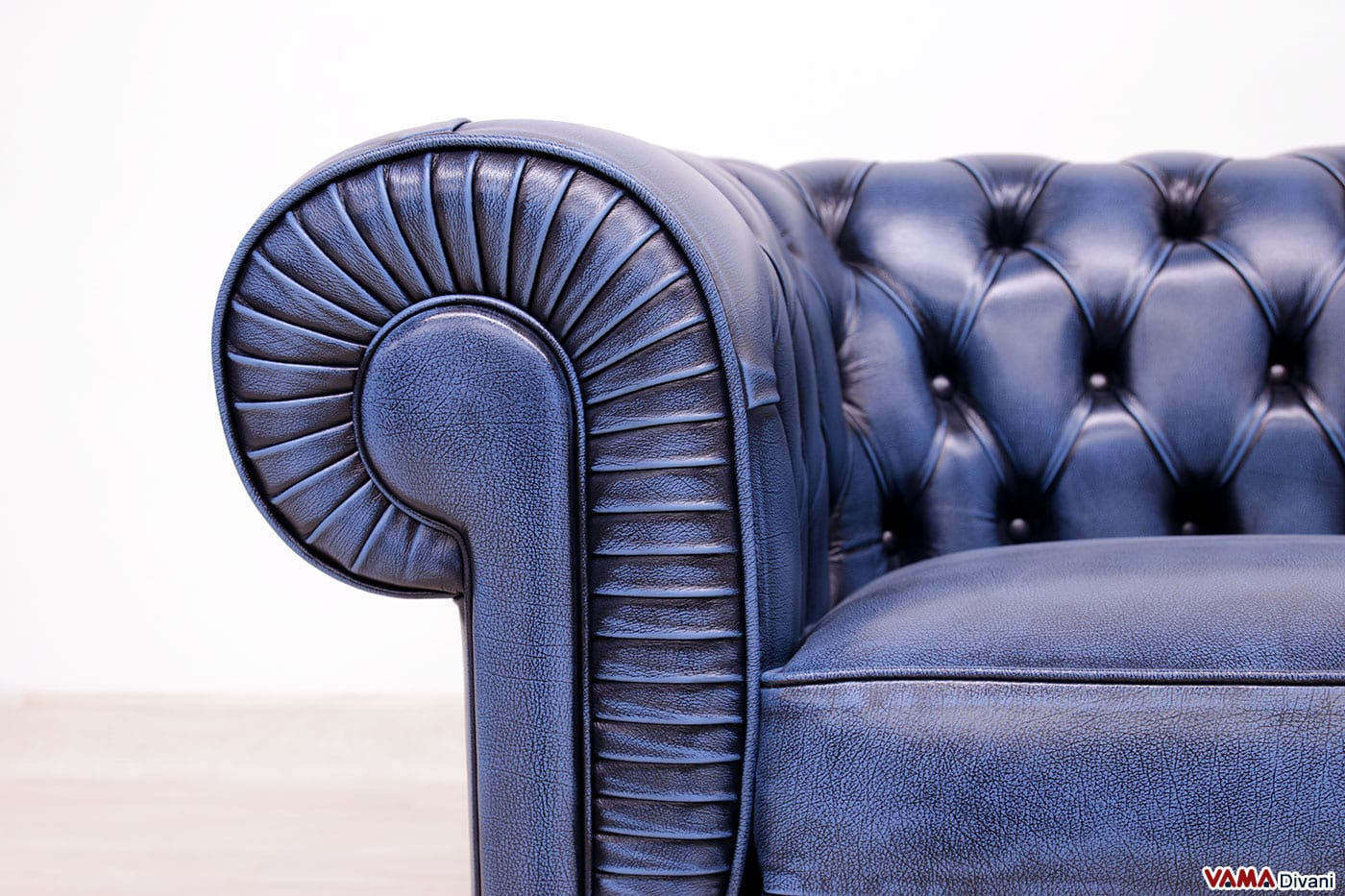 Détail accoudoir canapé Chesterfield 4 places