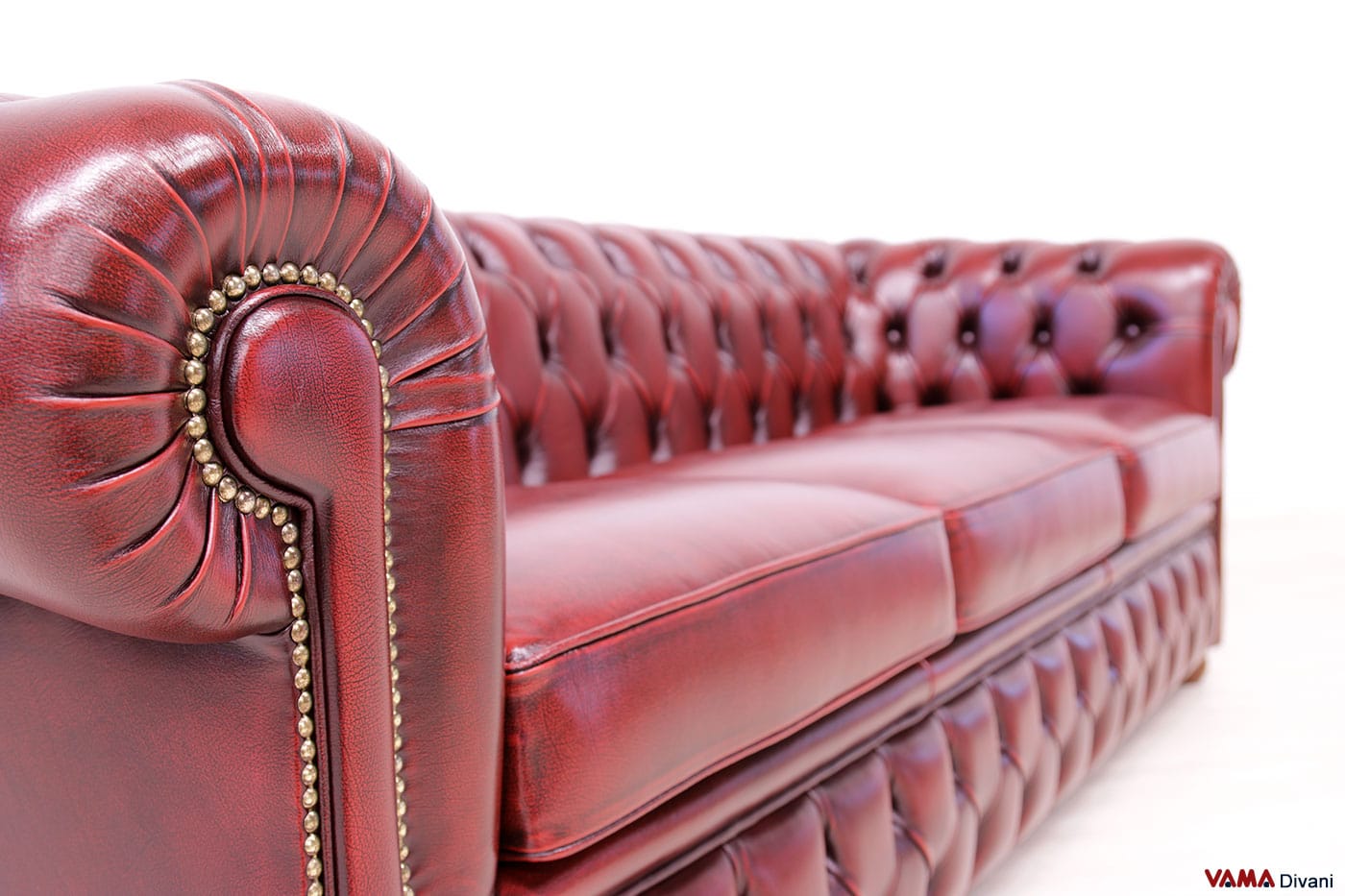 Détail accoudoir canapé Chesterfield Club avec clous métalliques