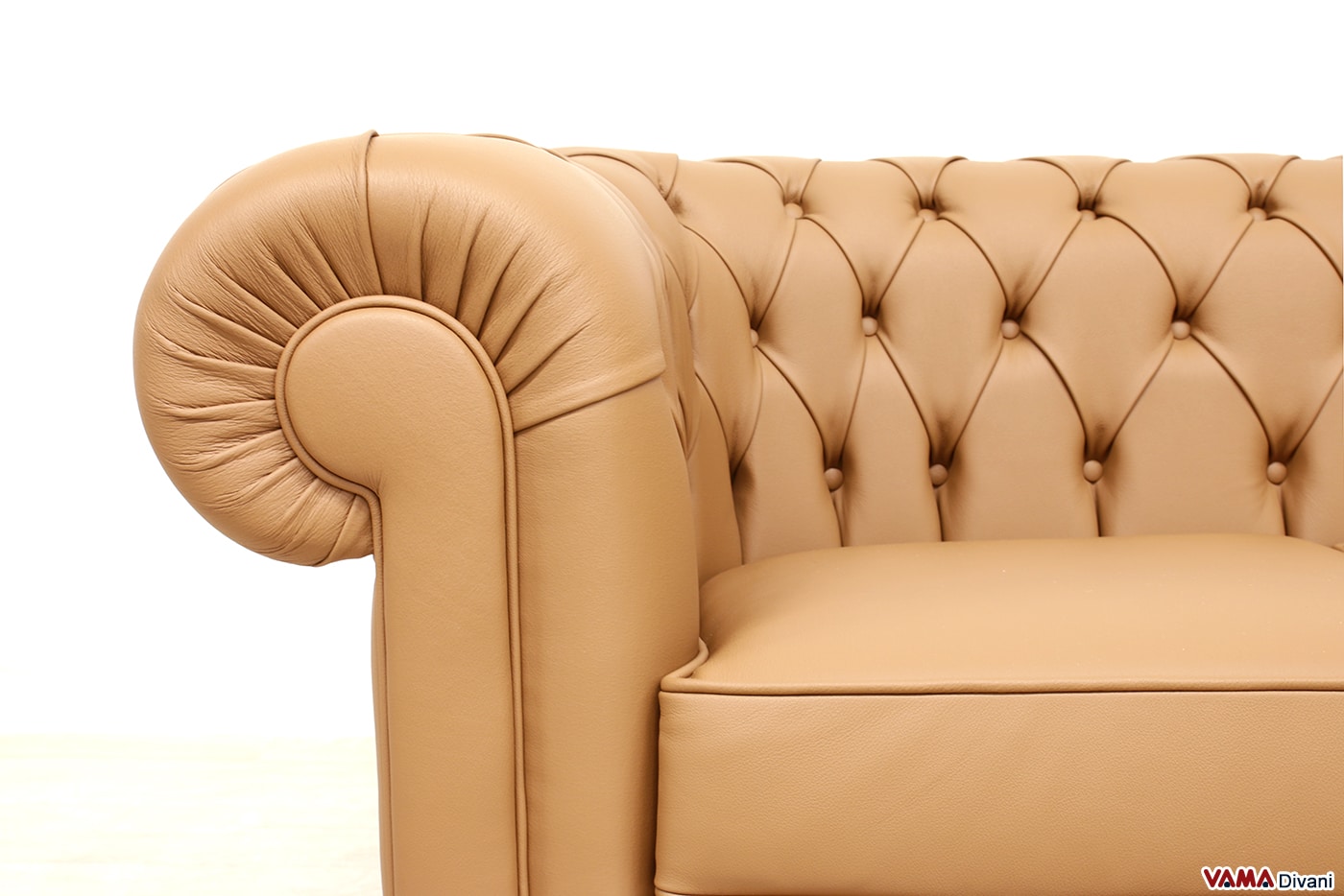 Gros plan sur l'accoudoir du canapé Chesterfield marron