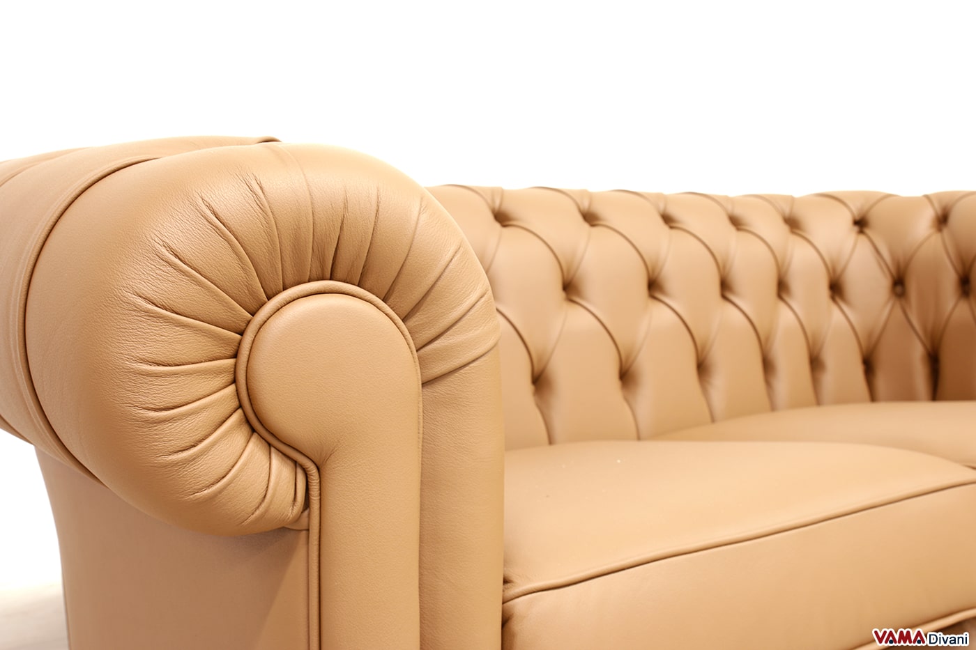 Vue en angle de l'accoudoir du canapé Chesterfield