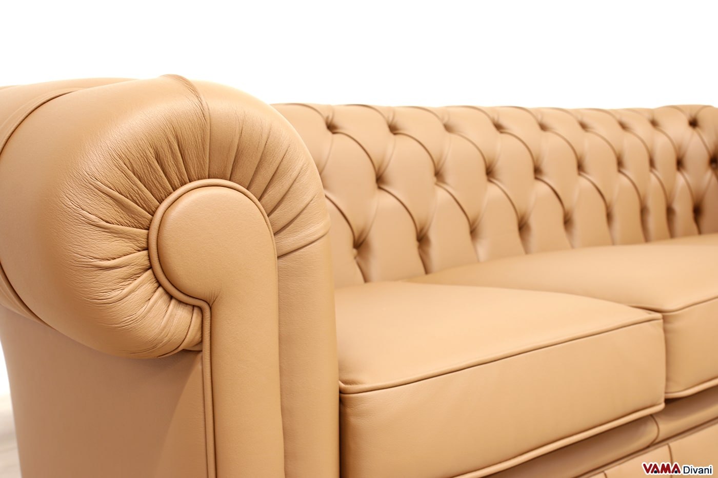 Détail de l'accoudoir du canapé Chesterfield 3 places en cuir marron caramel