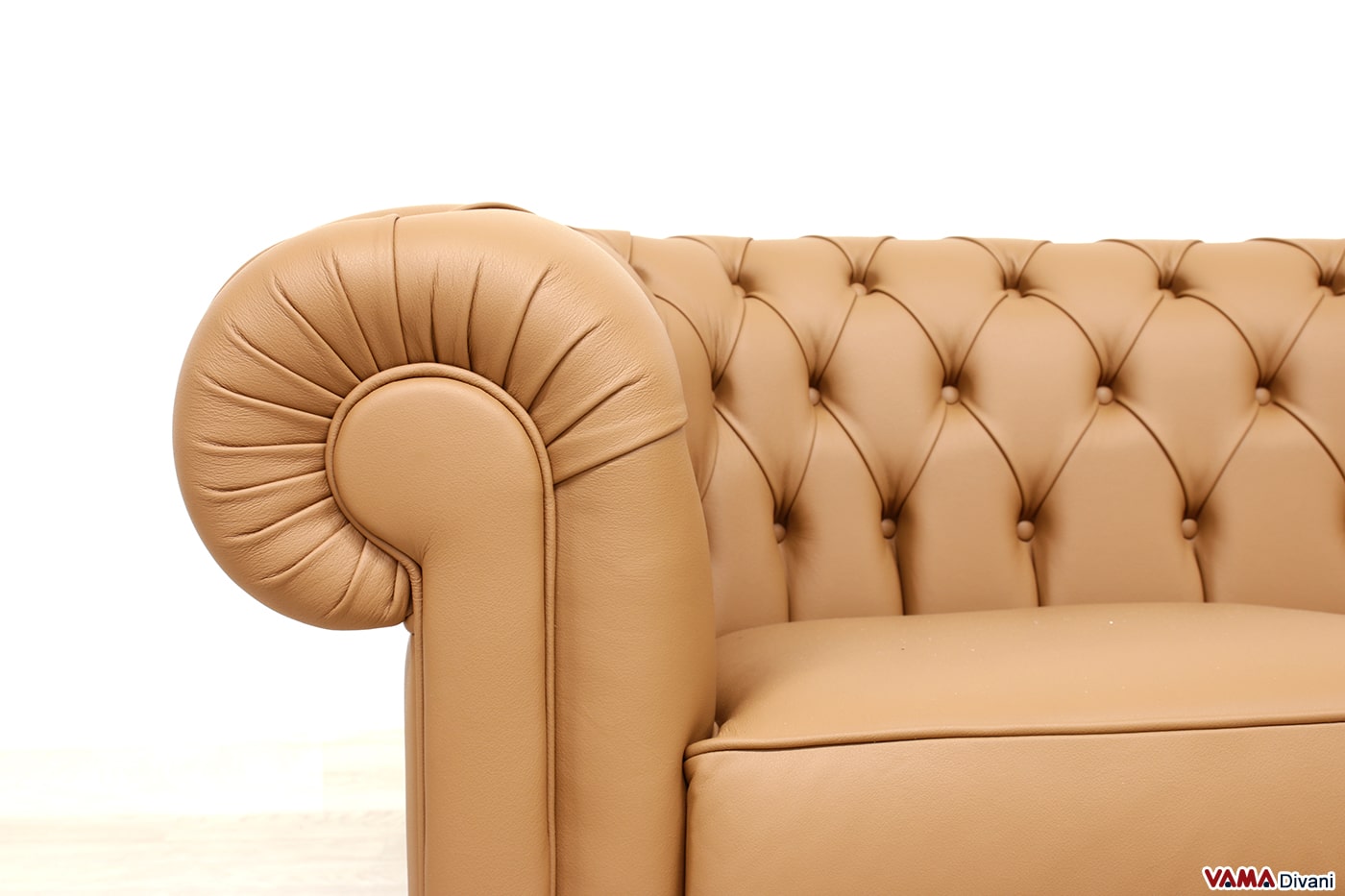 Détail de l'accoudoir du canapé Chesterfield 2 places en cuir caramel
