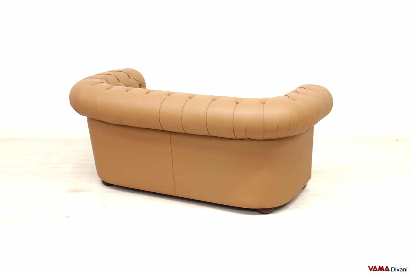 Vue arrière du canapé Chesterfield 2 places en cuir marron caramel