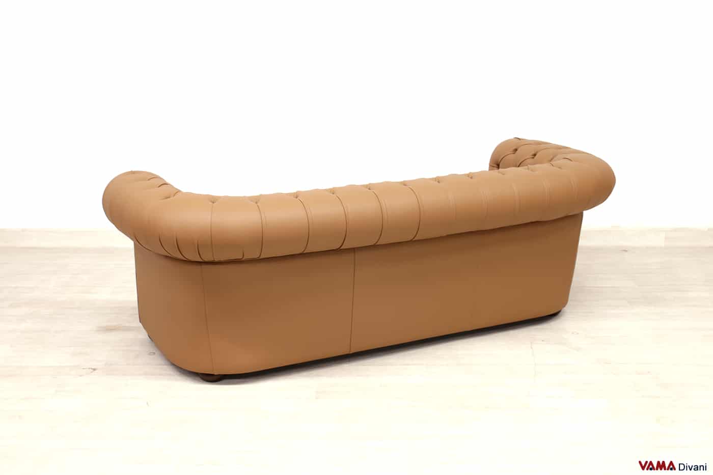 Vue arrière du canapé Chesterfield 3 places en cuir caramel