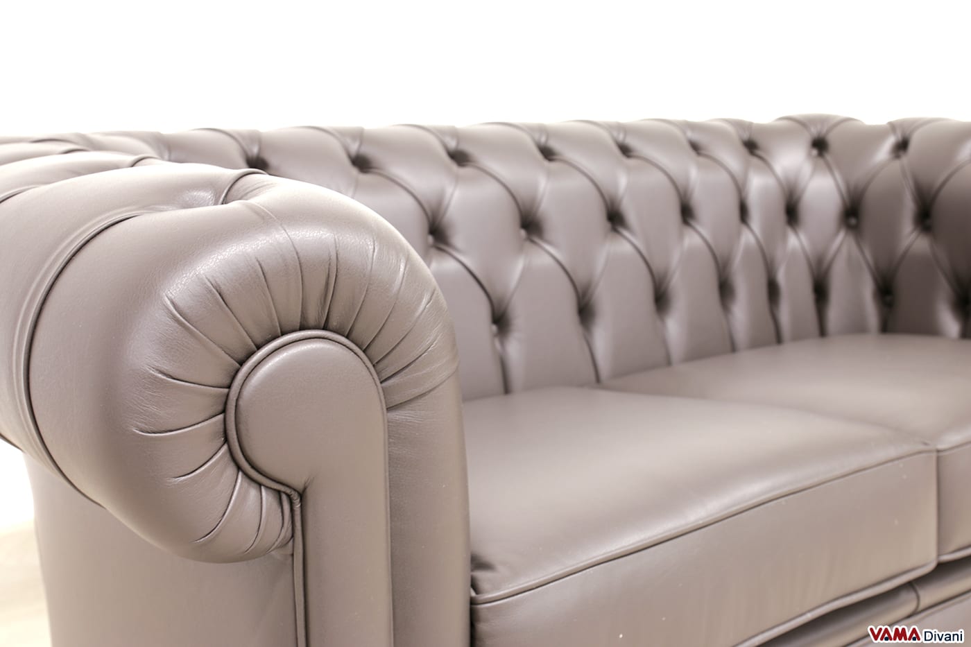 Accoudoir et coussin d'assise du canapé Chesterfield 2 places