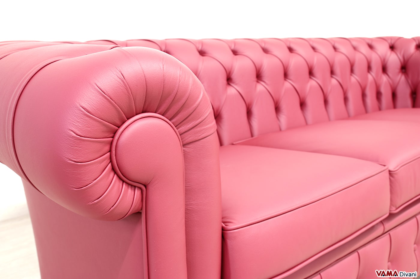 Finition de l'accoudoir du canapé Chesterfield rouge foncé