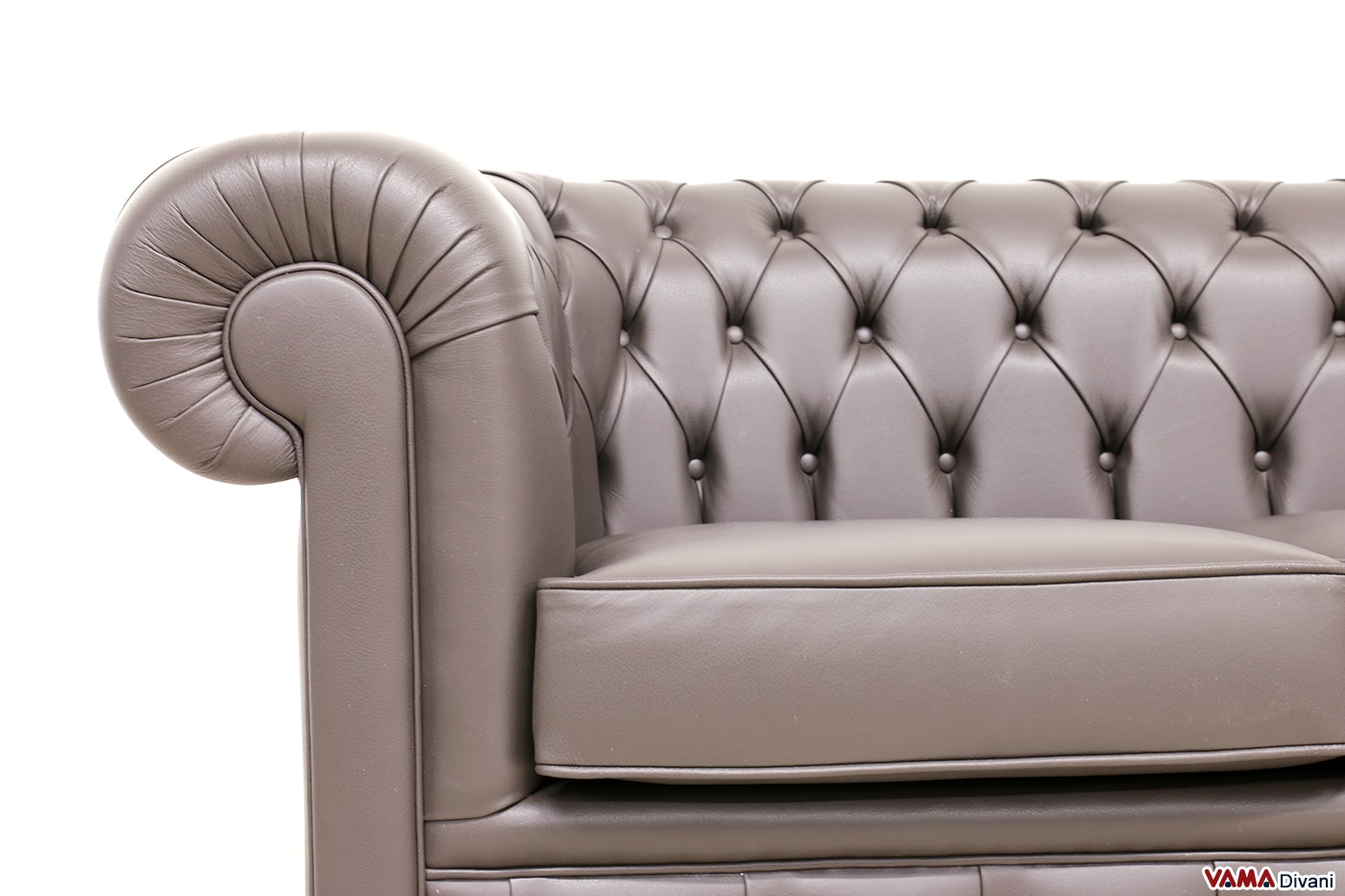 Détail de l’accoudoir Chesterfield marron