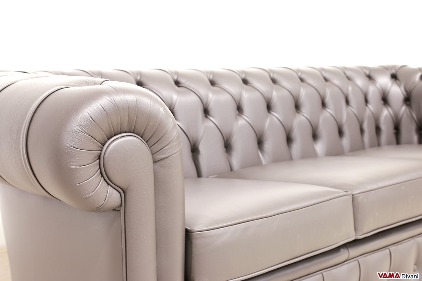 Accoudoir du canapé Chesterfield 3 places en cuir marron foncé