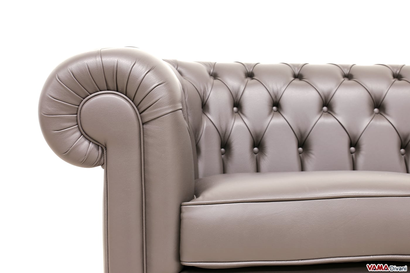 Face avant de l'accoudoir du canapé Chesterfield brun foncé
