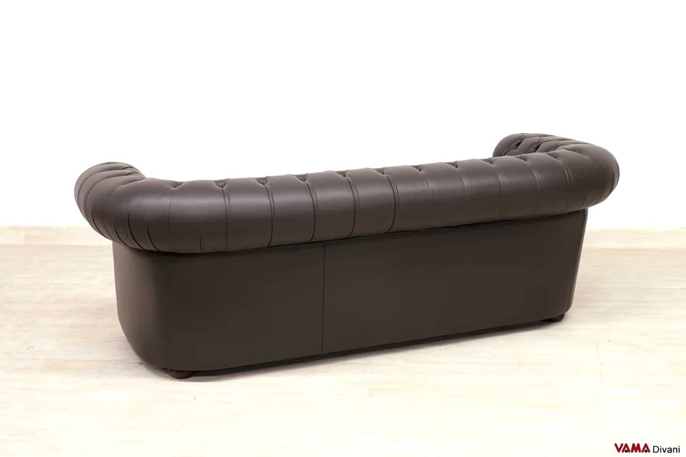 Vue arrière du canapé Chesterfield 3 places marron