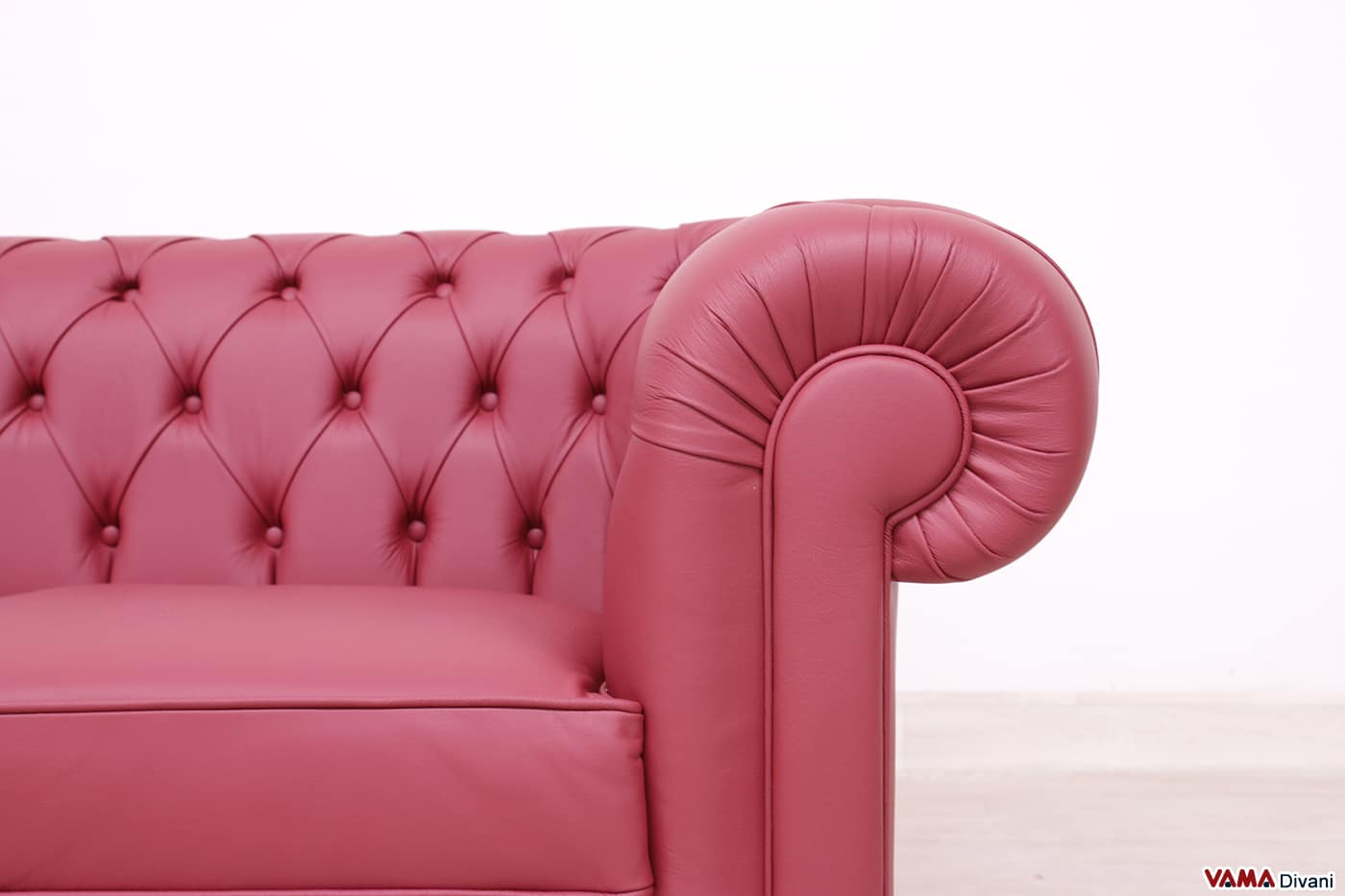 Détail du travail de l'accoudoir du canapé Chesterfield 2 places en cuir rouge foncé