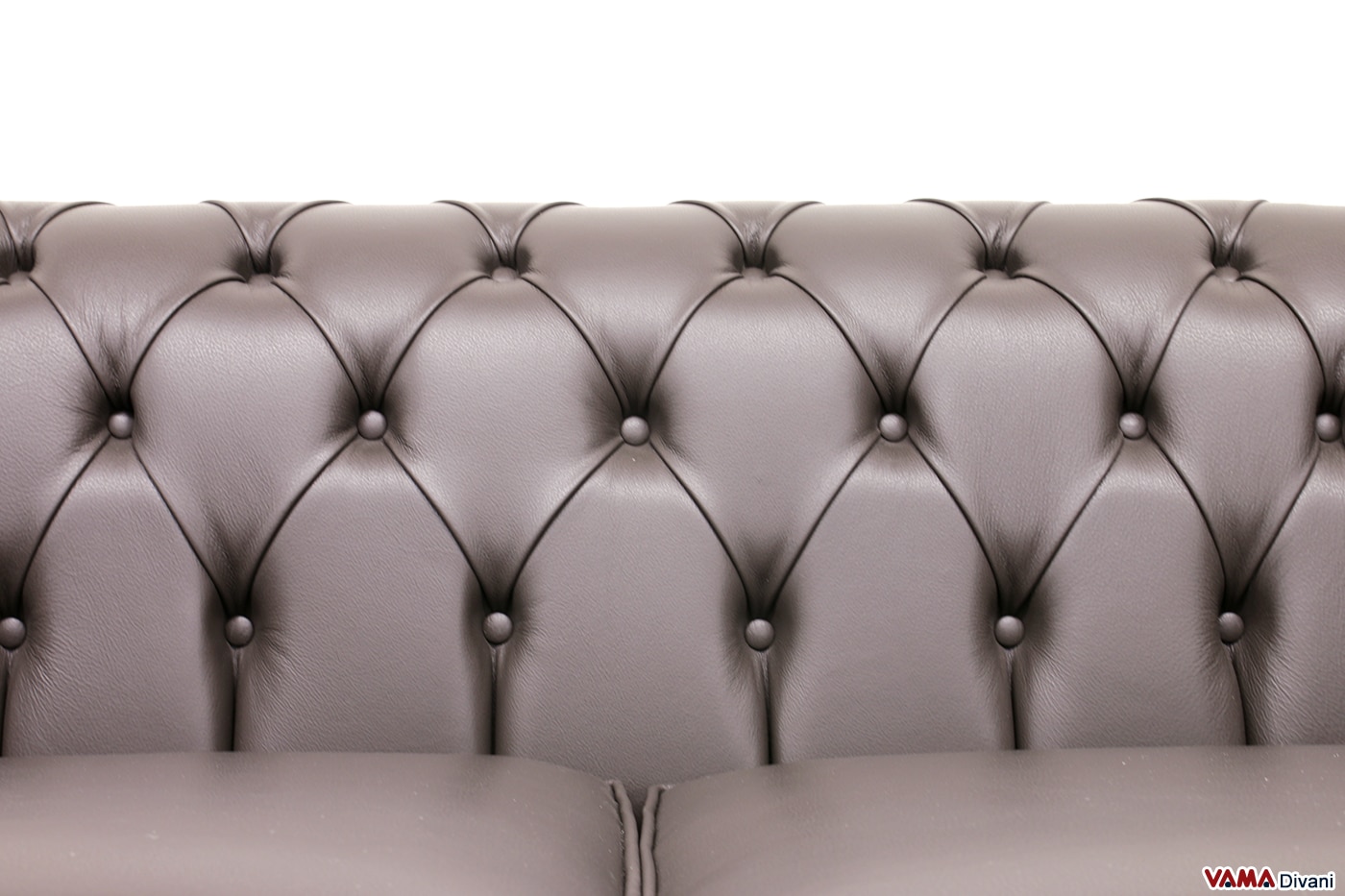 Détail du capitonnage fait main du canapé Chesterfield brun