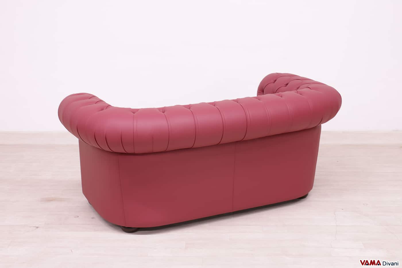 Vue arrière du canapé Chesterfield 2 places en cuir rouge foncé mat