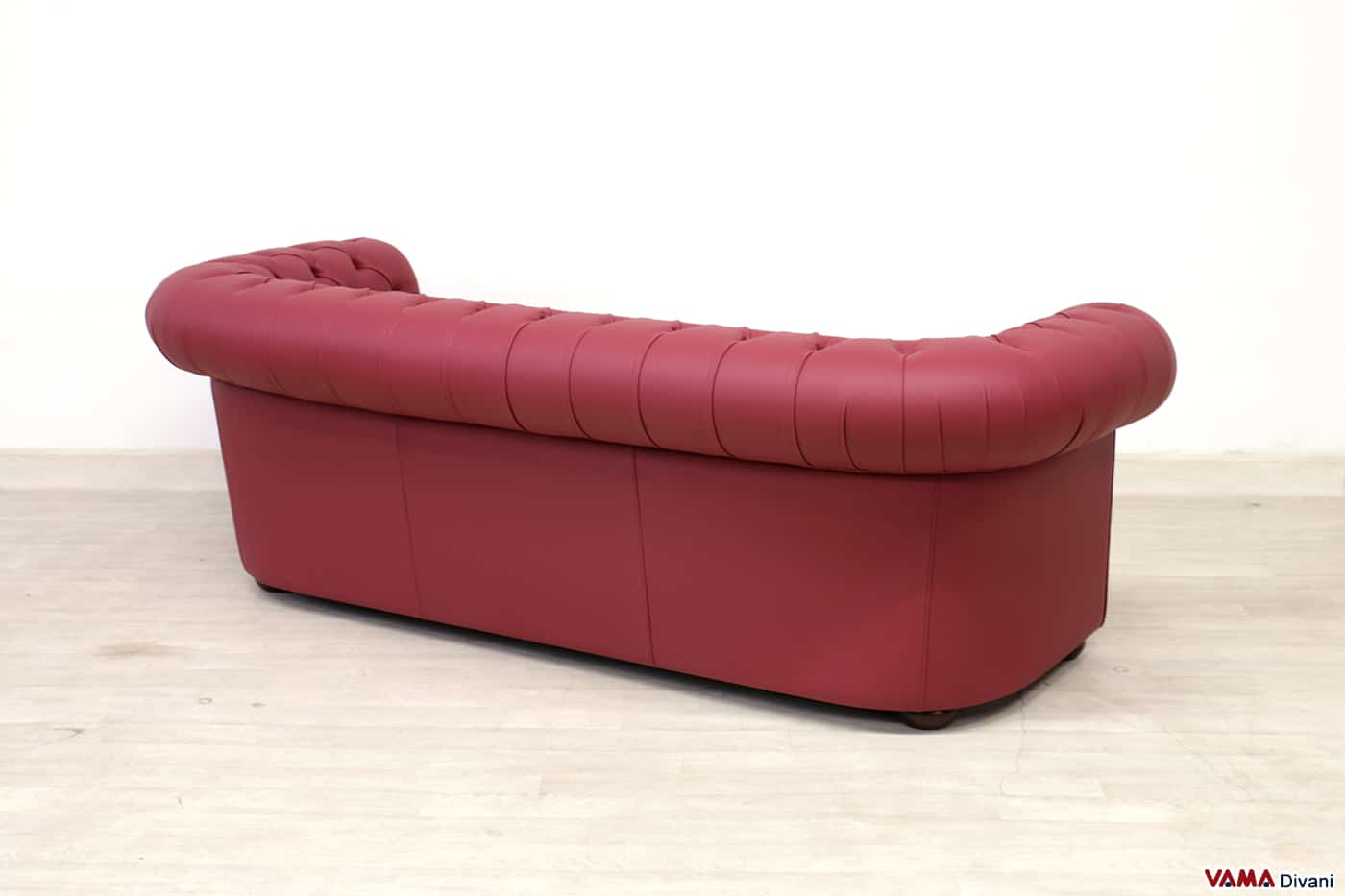 Vue arrière du canapé Chesterfield 3 places rouge foncé mat