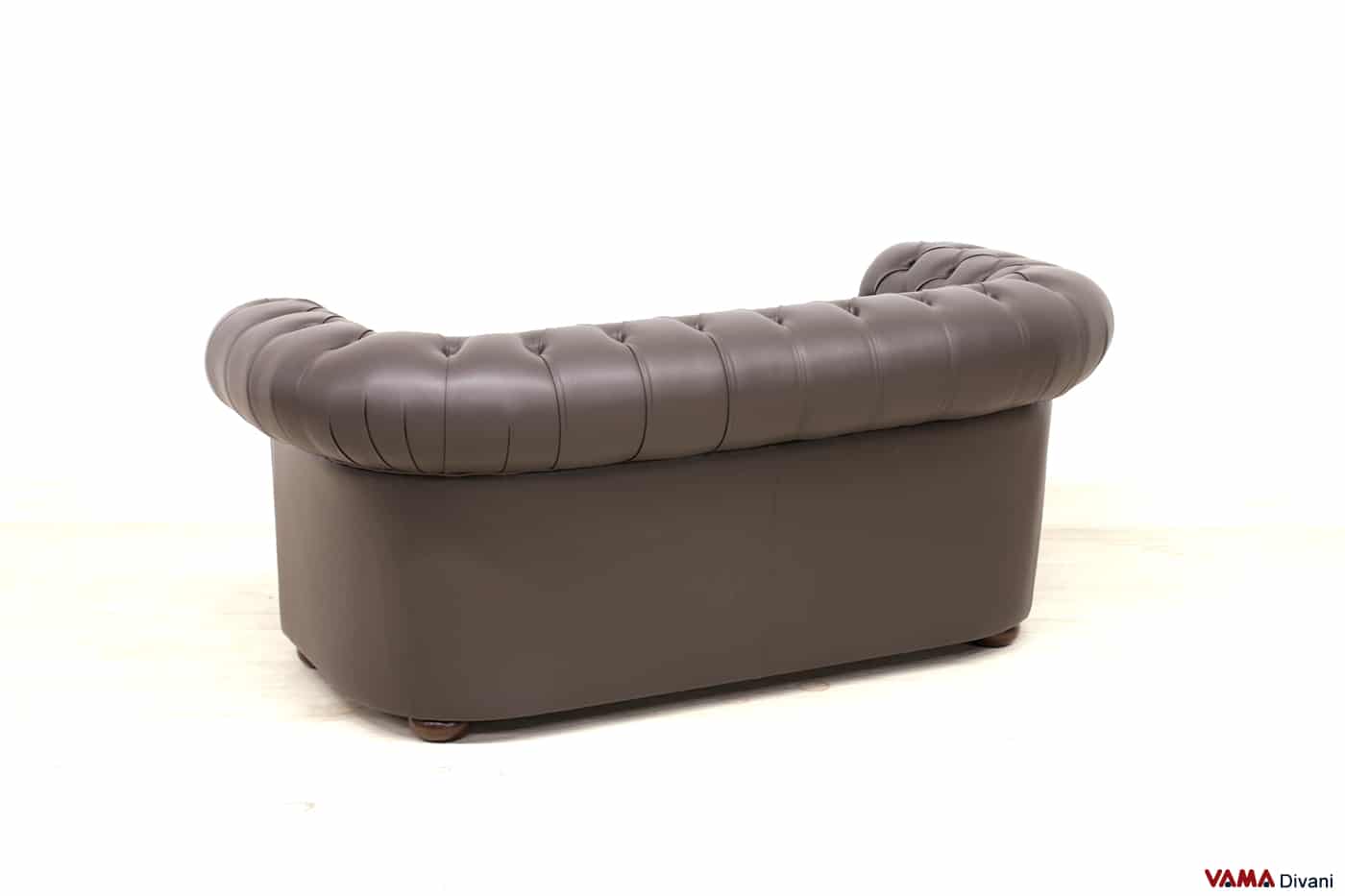 Dos du canapé Chesterfield 2 places en cuir brun foncé