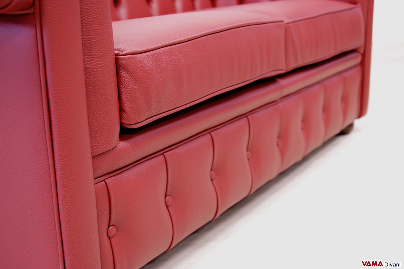 Socle capitonné canapé Chesterfield 2 places cuir rouge bordeaux