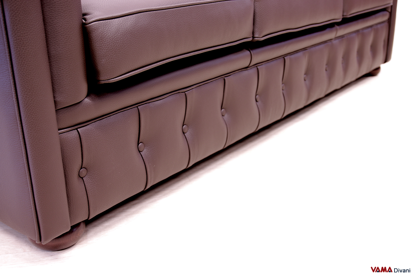 Socle capitonné du canapé Chesterfield marron chocolat