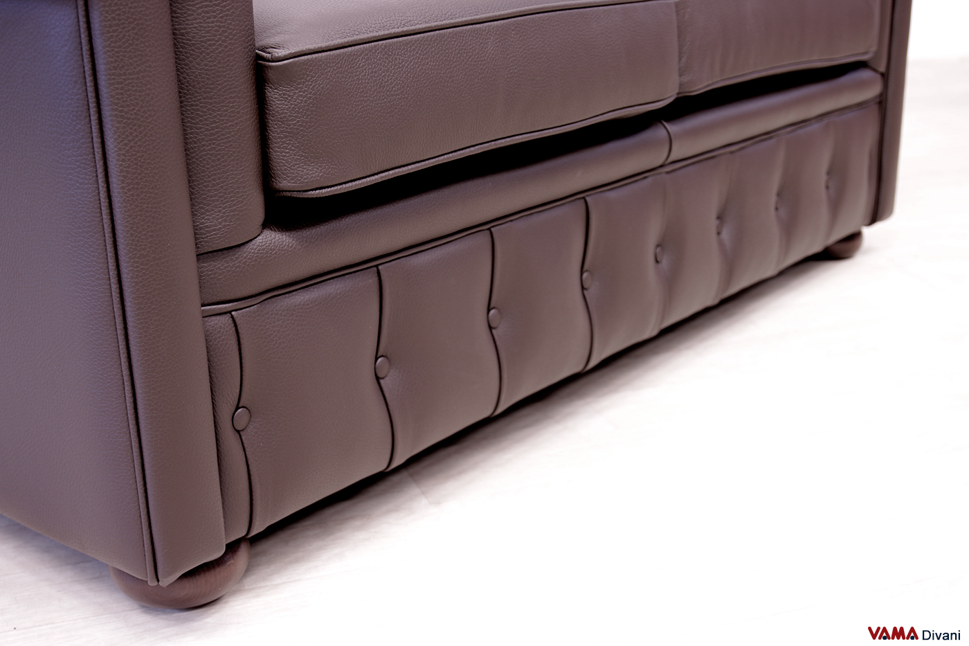 Détail des boutons sur la base du canapé Chesterfield 2 places
