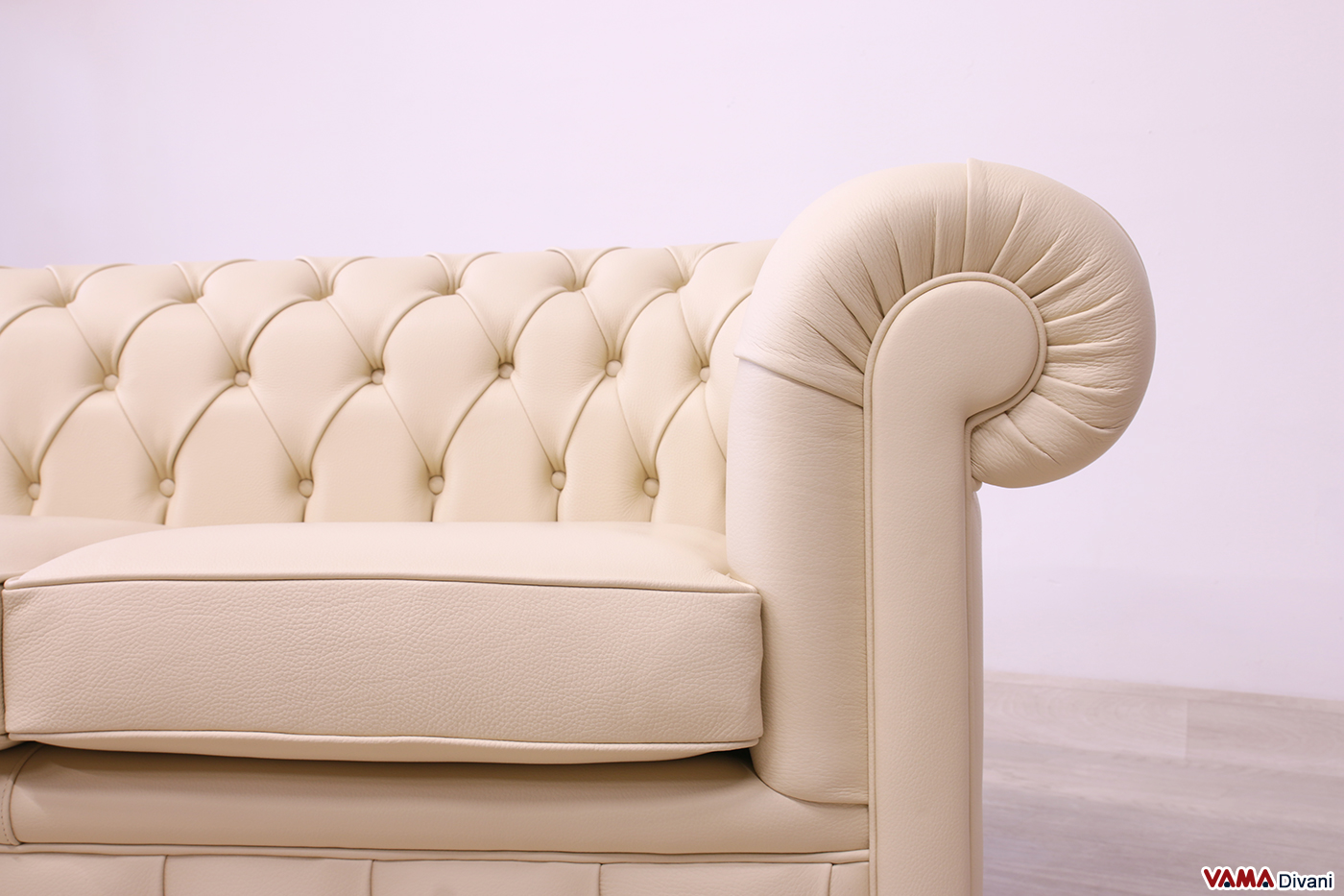 Accoudoir du canapé Chesterfield 3 places en cuir beige