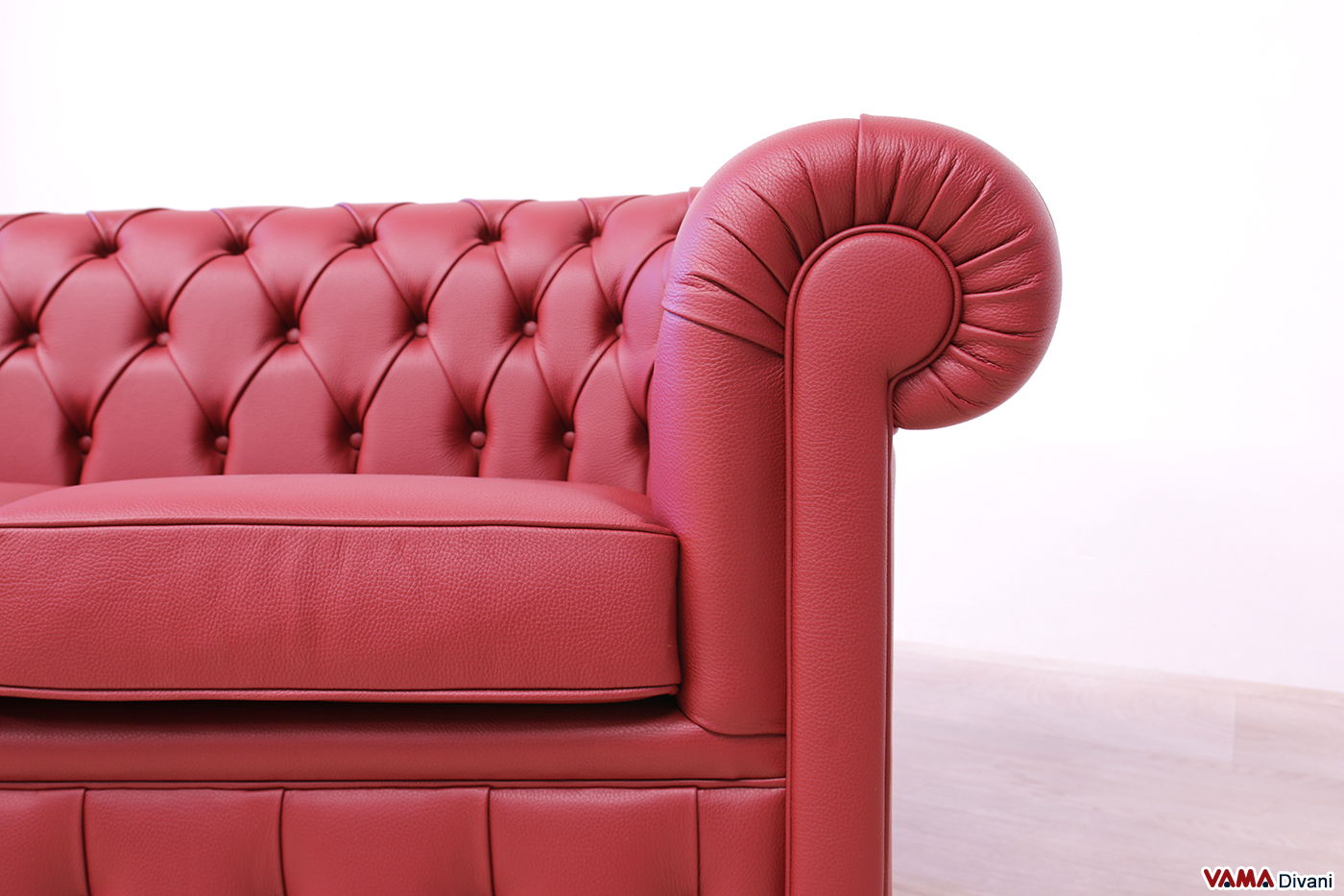 Accoudoir canapé Chesterfield 3 places rouge carmin
